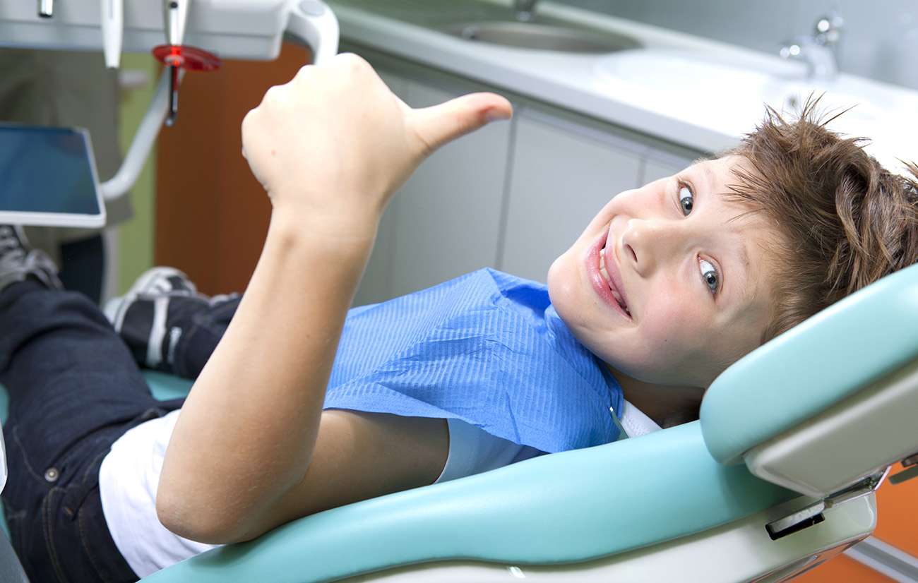 Enfant visite chez le dentiste à Chambéry