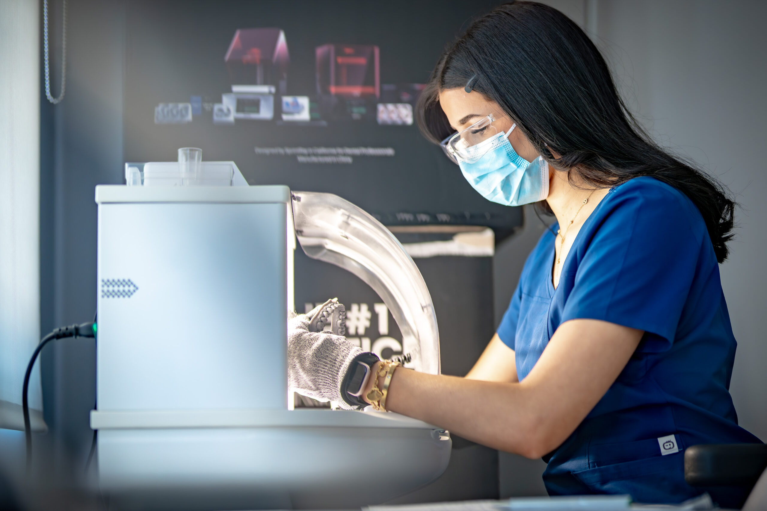 dentiste-chambery-aziza-au-labo